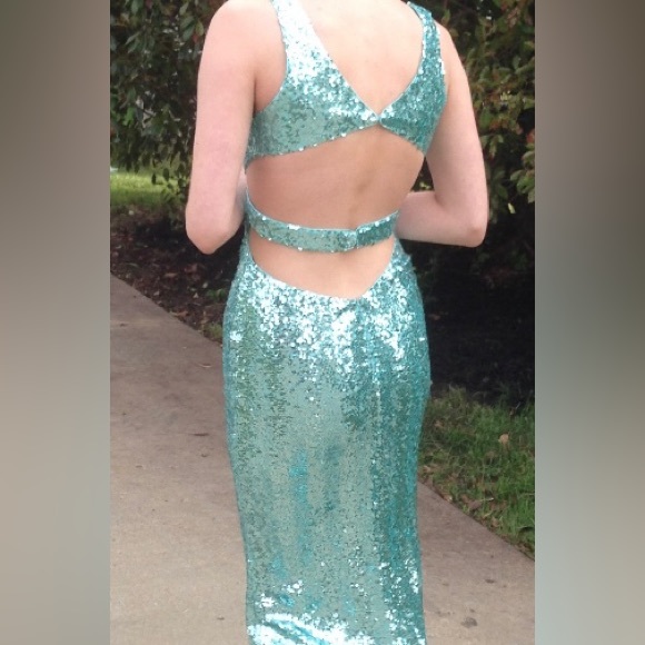 Size 0, Faviana sequinned gown.  Worn once. In perfect condition. - Picture 8 of 9